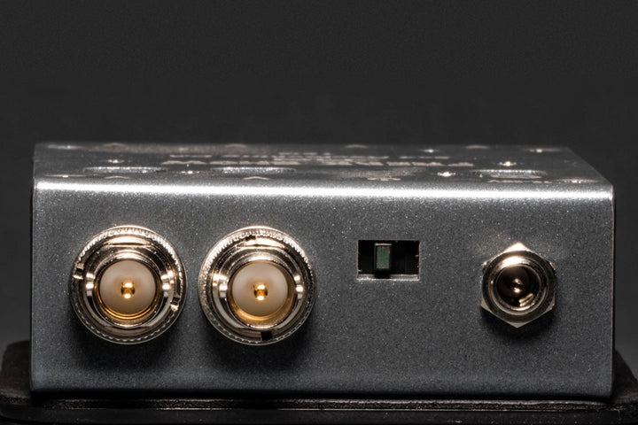 Freakshow HD 2×4 12G Switchable Battery Powered Re-Clocking DA